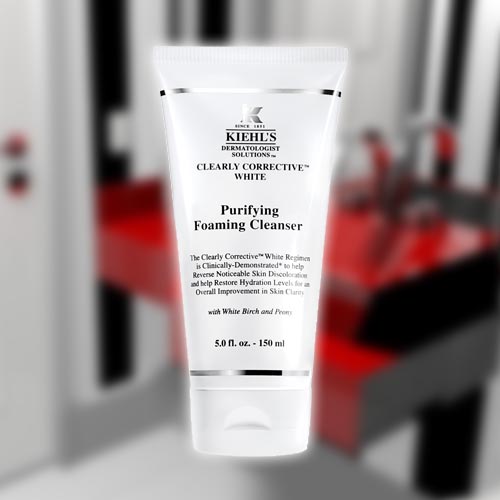 Kiehl's Clearly Corrective White Purifying Foaming Cleanser 150ml. โฟมล้างหน้าสูตรขจัดคราบสกปรกที่คุณต้องเผชิญตลอดทั้งวัน ด้วยส่วนผสมของไวท์เบิร์ชสารสกัดจากดอกโบตั๋น เซราไมด์ ช่วยทำความสะอาดผิวได้อย่างหมดจดและล้ำลึก ให้ผิวเนียนนุ่มไม่แห้ง