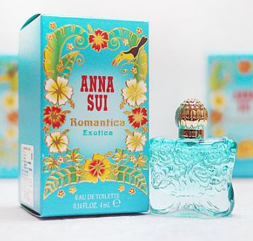 Anna Sui Romantica Exotica Eau De Toilette ขนาดทดลอง 4ml. EDT น้ำหอมที่สรรสร้างจากแรงบันดาลใจของวันที่เปี่ยมสุขในช่วงฤดูร้อนบนเกาะในฝัน ให้กลิ่นหอมโรแมนติก อิสระเสรี และรักการผจญภัย ให้กลิ่นหอมสดชื่นของผลไม้แนวซีตรัสอย่าง Lemon Juice, Blood Or