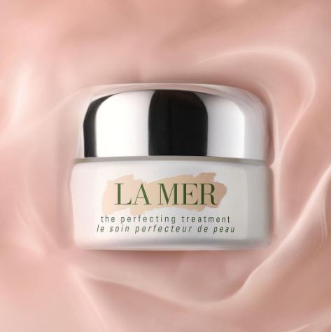 LA MER The Perfecting Treatment 50ml. ทรีทเมนท์ที่มอบผิวสวยสมบูรณ์แบบ ผิวเนียนละเอียด สีผิวสม่ำเสมอ เปล่งประกาย กระจ่างใส ช่วยกระจ่ายแสง เบลอรูขุมขน ตำหนิ เส้นริ้ว ให้ดูจางลง พร้อมส่วนผสมเอกสิทธิ์เฉพาะ La Mer อย่าง Miracle Broth พื้นฟู ปลอบประ