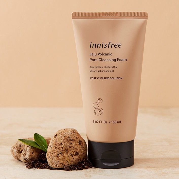 Innisfree Jeju Volcanic Pore Cleansing Foam 150ml. คลีนซิ่งโฟมมีส่วนผสมของหินตะกรันภูเขาไฟเชจู ซึ่งอุดมไปด้วยแร่ธาตุที่สำคัญนานาชนิด ช่วยดูดซับความมัน และทำความสะอาดรูขุมขนอย่างล้ำลึก ให้ผิวสะอาดใส รูขุมขนกระชับ ลดการอุดตันของรูขุมขน ซึ่งเป็นส