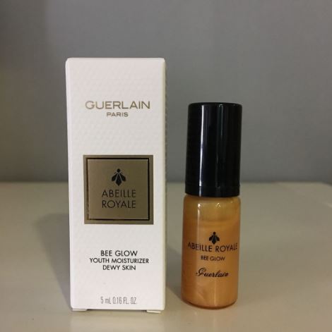 GUERLAIN Abeille Royale Bee Glow Youth Moisturiser Dewy Skin ขนาดทดลอง 5 ml. ที่สุดของนวัตกรรมในเทคโนโลยีล่าสุด Black Bee Repair technology ที่จะตรงเข้าช่วยลดเลือนริ้วรอยในทุกระดับชั้นผิว ลดการเกิดริ้วรอยที่ตาเปล่ามองเห็นและไม่เห็น ในวันนี้ผลิ