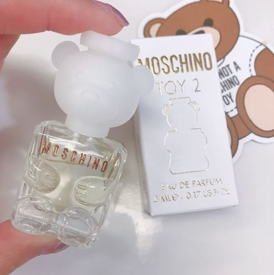 Moschino Toy 2 Eau de Parfum ขนาดทดลอง 5 ml. แบบแต้ม #น้ำหอมของแท้ น้ำหอมสำหรับสุภาพสตรีมาในขวดรูปเท็ดดี้แบร์แสนน่ารัก พร้อมแนวกลิ่นหอมสดใสเย้ายวนในโทน Floral Aroma เปิดกลิ่นด้วยความสดใสของผลไม้ซิตรัส ตามด้วยความอ่อนหวานของดอกไม้นานาพันธุ์