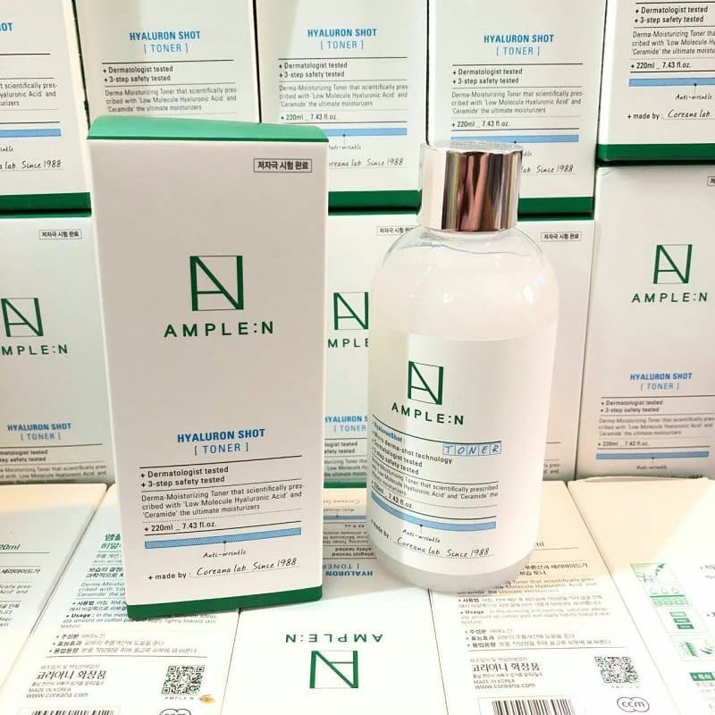 Coreana Ample :N Hyaluron Shot Toner 220 ml. โคเรียน่าโทนเนอร์เอสเซ้นส์ตัวดังจากเกาหลี ด้วยส่วนผสมหลักจาก กรดไฮยาลูโรนิค และไซลิทอล ช่วยเติมน้ำให้ผิวชุ่มชื้น พร้อมช่วยกักเก็บน้ำให้ผิวดูอิ่มน้ำยาวนาน พร้อมยกกระชับผิว ฟื้นฟูให้ผิวแข็งแรงขึ้น เผย