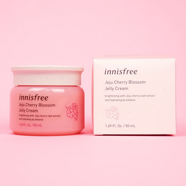 Innisfree Jeju Cherry Blossom Jelly Cream 50 ml. ครีมเจลใสที่ให้ความชุ่มชื้นแก่ผิวแห้งและหมองคล้ำเพื่อให้ผิวดูชุ่มชื้นและมีชีวิตชีวา เพิ่มความมีชีวิตชีวาด้วยเอฟเฟกต์ความสดใสของดอกซากุระบานของเชจู มีสารสกัดจากดอกซากุระเชจูที่มีประสิทธิภาพเพิ่มความสดใส ทำให