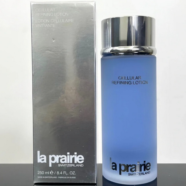 La Prairie Cellular Refining Lotion ไซส์จริง 250 ml. โทนเนอร์สูตรพฤกษาสกัดปราศจากแอลกอฮอล์ ช่วยให้ผิวสดชื่น ปลอบประโลมผิว และช่วยให้ผิวนุ่ม ชุ่มชื้น ในขณะเดียวกันยังช่วยขจัดสิ่งสกปรกลึกถึงรูขุมขน และยังช่วยกระชับรูขุมขุนได้อย่างมีประสิทธิภาพ ช่วยให้ความชุ