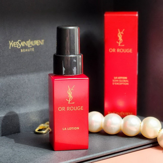 YSL Yves Saint Laurent Or Rouge Lotion ขนาดทดลอง 30 ml. โลชั่นบำรุงผิวช่วยให้ผิวหน้าแลดูสดใสเปล่งประกาย และช่วยให้รูขุมขนกระชับขึ้น เนื้อโลชั่นที่เย้ายวนชวนสัมผัส อิ่มเอิบไปด้วยความรู้สึกแห่งความชุ่มชื่น ช่วยปลอบประโลมผิวให้รู้สึกผ่อนคลาย คืนความมีชีวิตชี