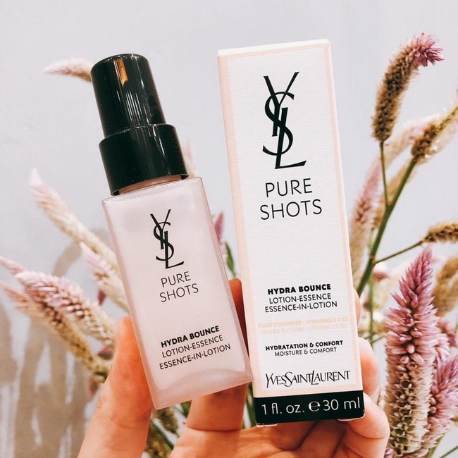 YSL Yves Saint Laurent Pure Shots Hydra Bounce Essence-In-Lotion ขนาดทดลอง 30 ml. เอสเซนส์โลชั่นประสานพลังที่ไม่เหมือนใครของดอกส้ม วิตามินอี วิตามินบี 3 หรือใครจะเรียก น้ำตบดอกส้ม ก็ได้คะ พี่ป้อม วินิจ จะใช้ลงให้นางแบบก่อนแต่งหน้าบ่อยๆ ผิวสวยมาก