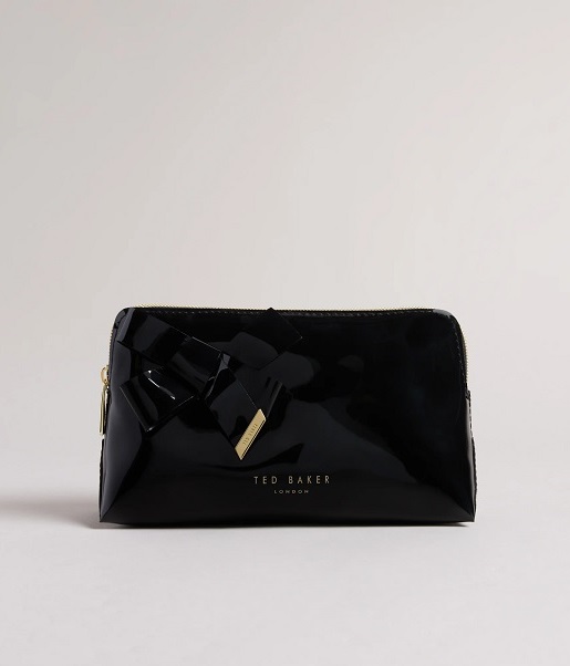 Ted Baker รุ่น Nicolai Glossy Bow Embellished Makeup Bag สี black***พรีออร์เดอร์