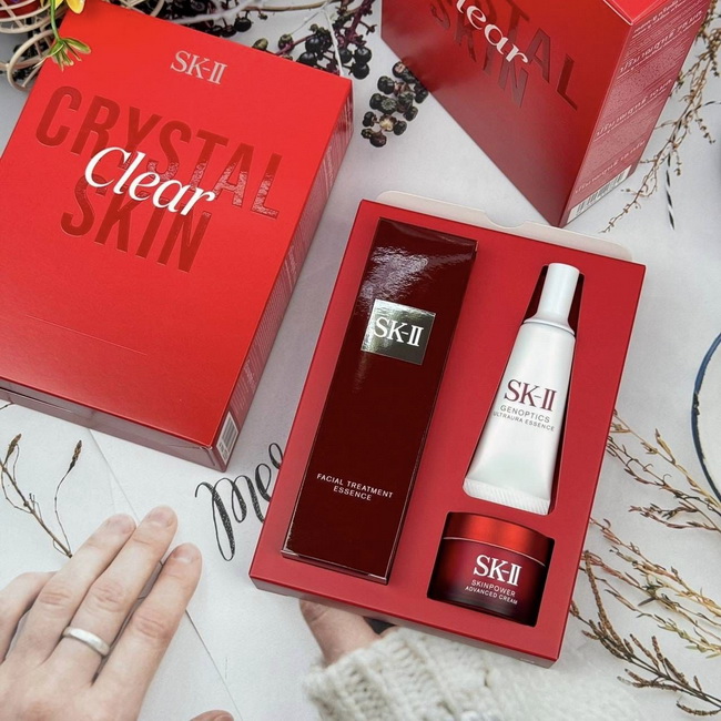 SKii Crystal Clear Skin Kit เซ็ตบำรุฃผิวเปล่งประกายออร่า สูตรที่ไม่มีสิ่งอื่นสามารถทดแทนได้ ช่วยในการผลัดเซลล์ผิวหน้าอย่างอ่อนโยนและช่วยควบคุมการฟื้นฟูผิวภายใน 14 วัน ผิวของคุณจะเปลี่ยนแปลงใน 5 มิติ อย่างเห็นได้ชัด: รอยจางลง, ริ้วรอยลดลง, เนื้อผิวเรียบเนี