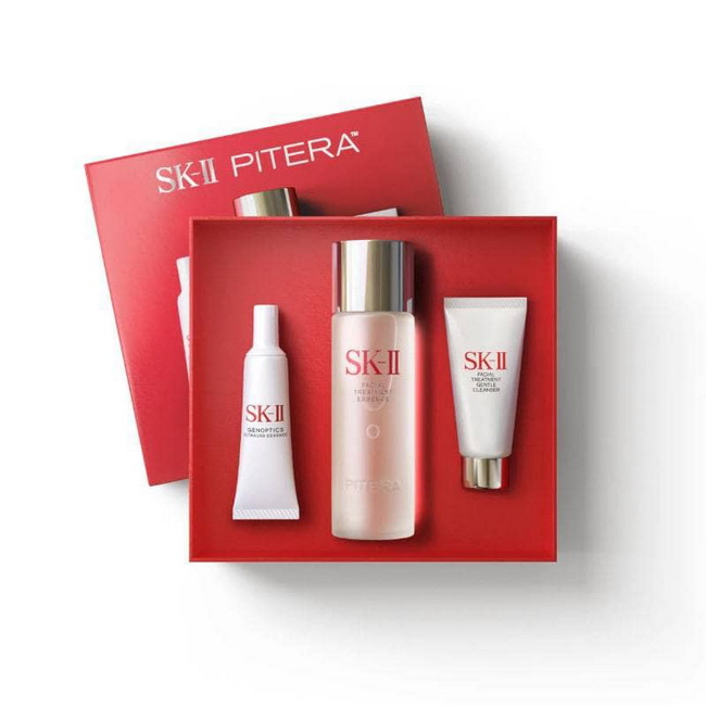 SKii Pitera Ultimate Aura Essentials Skincare Kit ชุดผลิตภัณฑ์ 3 ขั้นตอนบำรุงผิว เผยผิวออร่าสูงสุดด้วยผลิตภัณฑ์ขายดีที่ต้องมี สัมผัสประสบการณ์ผิวกระจ่างใสราวกับคริสตัลด้วยพลังจาก Pitera และเปิดสวิตช์ผิวออร่า