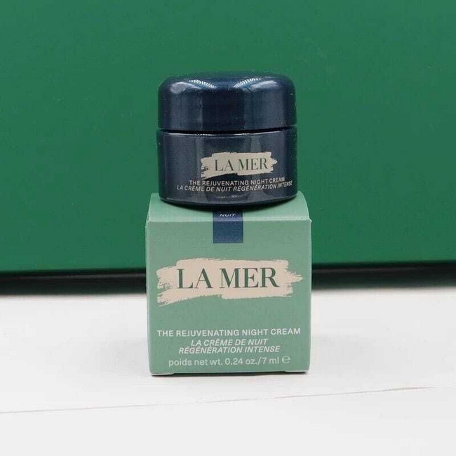 LA MER The Rejuvenating Night Cream ขนาดทดลอง 7 ml. เปิดตัวไนท์ครีมมอยส์เจอไรเซอร์สูตรทรงพลัง คืนความอ่อนเยาว์ 8 ประการในชั่วข้ามคืนที่หลายคนว้าวกันมาก ช่วยเร่งฟื้นฟูผิวใหม่ ให้ผิวดูชุ่มชื้น อิ่มเอิบ ริ้วรอยดูดีขึ้น ผิวมีความแน่นกระชับ กระจ่างใสมากขึ้น