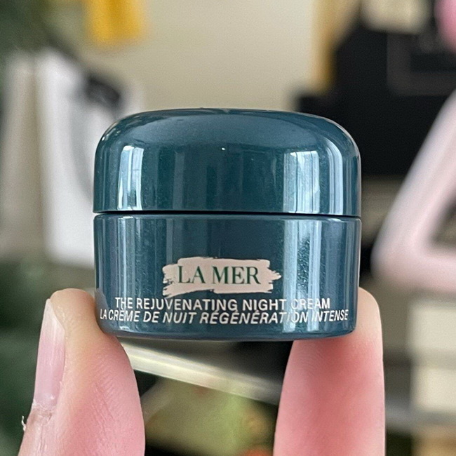 LA MER The Rejuvenating Night Cream ขนาดทดลอง 3.5 ml. เปิดตัวไนท์ครีมมอยส์เจอไรเซอร์สูตรทรงพลัง คืนความอ่อนเยาว์ 8 ประการในชั่วข้ามคืนที่หลายคนว้าวกันมาก ช่วยเร่งฟื้นฟูผิวใหม่ ให้ผิวดูชุ่มชื้น อิ่มเอิบ ริ้วรอยดูดีขึ้น ผิวมีความแน่นกระชับ กระจ่างใสมากขึ้น