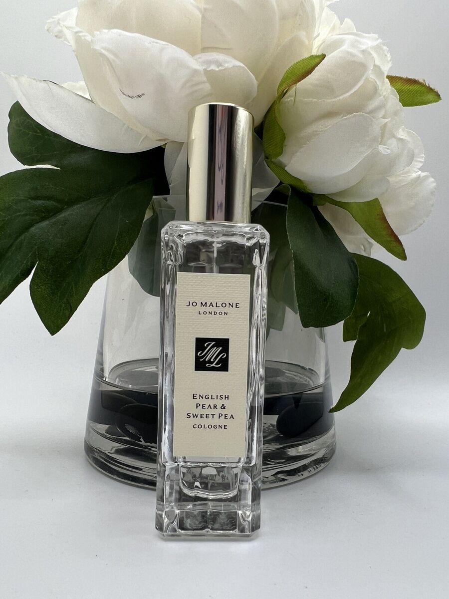 Jo Malone London English Pear & Sweet Pea Cologne 30 ml. (ไม่มีกล่อง) สัมผัสกลิ่นหอมใหม่ English Pear & Sweet Pea กลิ่นหอมที่มอบจินตนาการ ถึงสวนผลไม้ภายใต้แสงแดดอันอบอุ่นที่ปลุกชีวิตชีวาของฤดูใบไม้ผลิให้ตื่นขึ้น เมื่อลูกแพร์สีเขียวน่าลิ้มลองปรากฏข