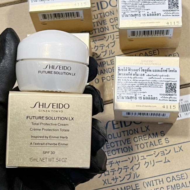 Shiseido Future Solution LX Total Protective Cream S SPF 30 ขนาดทดลอง 15 ml. ครีมบำรุงสำหรับกลางวันสูตรใหม่ เพิ่มการปกป้องผิวจากสูตรเดิม SPF 20 เป็น SPF 30 พร้อมช่วยฟื้นบำรุงและลดเลือนริ้วรอยผิวกระชับ เรียบเนียนคืนความกระจ่างใส อ่อนเยาว์เนื้อครีมเข้มข้น แ