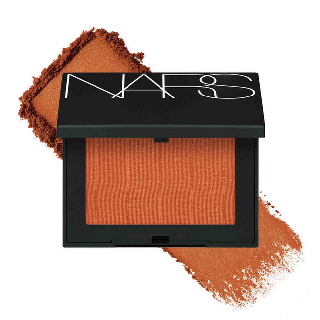 NARS Blush Taj Mahal 4.8 g. บลัชออนยอดนิยมของนาร์สโฉมใหม่พร้อมสูตรที่ดีกว่าเดิม ติดทนนานสูงสุด 16 ชั่วโมง พร้อมมอบความเบาสบาย ไม่หนักผิว เนื้อชิมเมอร์ สีส้มอมน้ำตาลประกายสีทอง ใช้ปัดแก้มหรือเป็นอายแชโดว์ สวยทุกสีผิว โดยเฉพาะสาวผิวเข้มใช้สีนี้สวยมากคะ