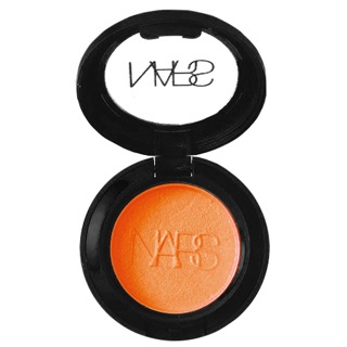 NARS Blush Taj Mahal ขนาดทดลอง 1 g. บลัชออนยอดนิยมของนาร์สโฉมใหม่พร้อมสูตรที่ดีกว่าเดิม ติดทนนานสูงสุด 16 ชั่วโมง พร้อมมอบความเบาสบาย ไม่หนักผิว เนื้อชิมเมอร์ สีส้มอมน้ำตาลประกายสีทอง ใช้ปัดแก้มหรือเป็นอายแชโดว์ สวยทุกสีผิว โดยเฉพาะสาวผิวเข้มใช้สีนี้สวยมา