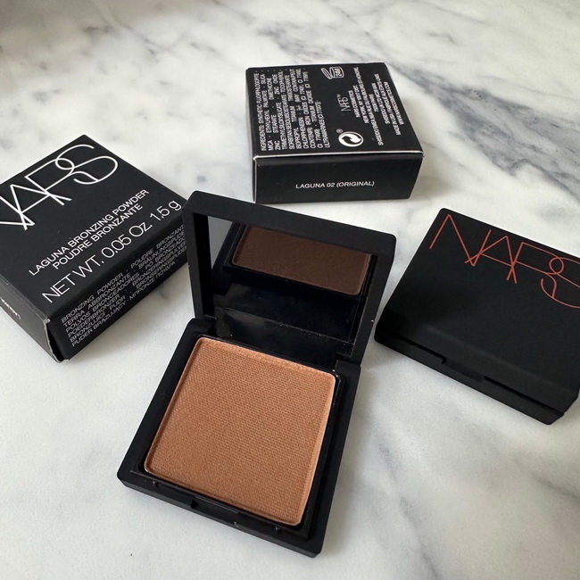 Nars Bronzing Powder Laguna 02 Original ขนาดทดลอง 1.5 g. บรอนเซอร์สีใหม่ล่าสุด เนื้อฝุ่น โทนสีน้ำตาล อบอุ่นนุ่มนวล สร้างแสงและเงาให้ใบหน้าดูมีมิติยิ่งขึ้น ใช้ได้ทั้งแรเงาให้จมูดดูโด่งเป็นสันคมชัดขึ้นที่ได้รับรางวัลการันตีคุณภาพ มาพร้อมส่วนผสมเอกสิทธิ์เฉพา