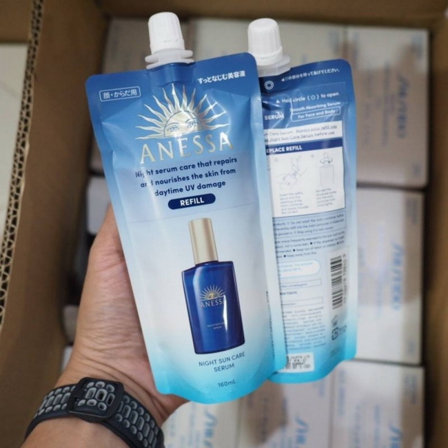 Anessa Night Sun Care SerumRefill 160 ml. ถุงรีฟิล แบบเติม เซรั่มสำหรับผิวกลางคืน เป็นเซรั่ม All in one ที่ช่วยทั้งเรื่องความกระจ่างใสและลดริ้วรอย ทาตัวเดียวครบจบขั้นตอนสกินแคร์ มีกลิ่นลาเวนเดอร์ช่วยให้ผ่อนคลาย เหมาะสำหรับการพักผ่อนยามค่ำคืน เป็นไนท์เซรั่