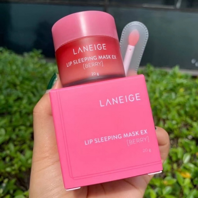 Laneige Lip Sleeping Mask EX Berry 20g. กลิ่นเบอร์รี มาส์กริมฝีปากสูตรปรับปรุงใหม่ เพิ่มวิตามินซีเพื่อริมฝีปากดูสุขภาพดี กระจ่างใส และน้ำมันมะพร้าวเพื่อคงความชุ่มชื้น