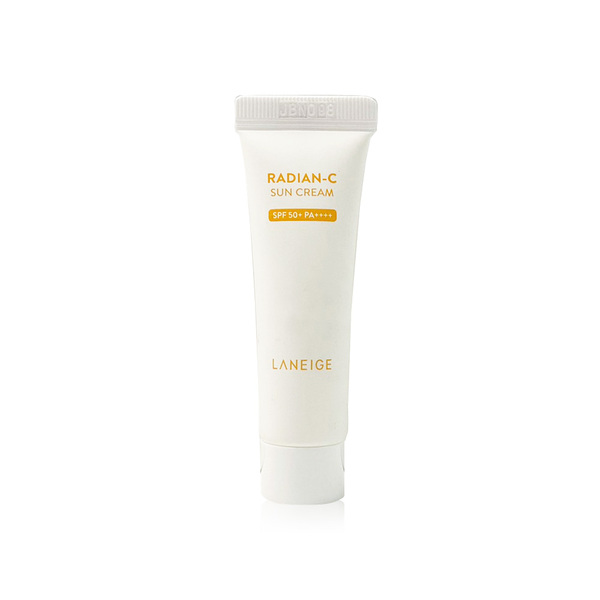 Laneige Radian-C Sun Cream SPF 50+ PA++++ ขนาดทดลอง 10 ml. ครีมกันแดดเนื้อบางเบา พร้อมคุณสมบัติบำรุงผิวกระจ่างใส เนื้อกลืนไปกับผิวอย่างลงตัว ไม่ทำให้ผิวขาววอก ผสานอนุพันธ์วิตามินซี EAE ช่วยต้านอนุมูลอิสระ และส่วนผสมเอกสิทธิ์เมลาโซฟ ดูแลปัญหารอยดำ ยับยั้งก