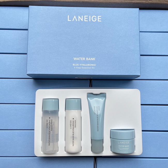 Laneige Water Bank Blue Hyaluronic 4 Step Essential Kit ชุดเซ็ตบำรุงผิวสูตรใหม่ ปรับปรุงจากเดิมที่เน้นเรื่องความชุ่มชื้น เติมน้ำให้ผิว ตอนนี้ปรับสูตรใหม่แล้ว เปลี่ยนแพคเกจจิ้ง อัปเกรดเป็น "Laneige Water Bank Blue Hyaluronic" ที่บำรุงแบบเข้มข้นจั