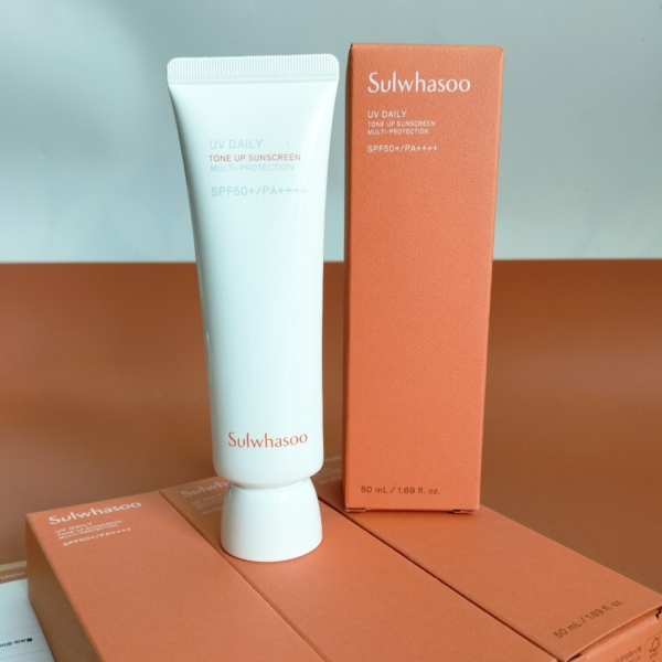 Sulwhasoo UV Daily Tone Up SPF 50+/PA++++ 50ml. ครีมกันแดดปรับสีผิวให้กระจ่างใสด้วย สูตรโทนสีชมพู ปรับสีผิวให้กระจ่างใสด้วยสูตรโทนสีชมพู ที่ให้งานผิวสวยแบบผิวสุขภาพดีเหมือนแต่งหน้า ใช้ได้ทุกวัน เนื้อครีมกันแดดที่ไม่เพียงแต่ปรับสีผิวให้สว่างกระจ่างใส และสม