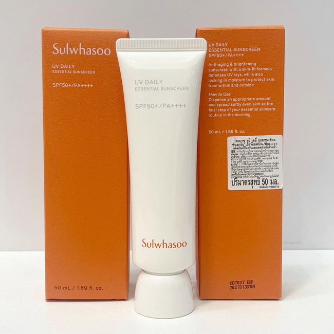 Sulwhasoo UV Daily Essential SPF 50+/PA++++ 50ml. ครีมกันแดดที่มอบความชุ่มชื้นอย่างล้ำลึก 12 ชั่วโมง ให้ผิวสุขภาพดีขึ้นและชุ่มชื้นยิ่งขึ้น ปกป้องผิวจากมลภาวะด้วยการปกป้อง 5 ชั้น (UVA UVB แสงสีฟ้า ฝุ่นละอองและความร้อน) มอบความชุ่มชื้นยาวนานตลอดวัน มั่นใจได