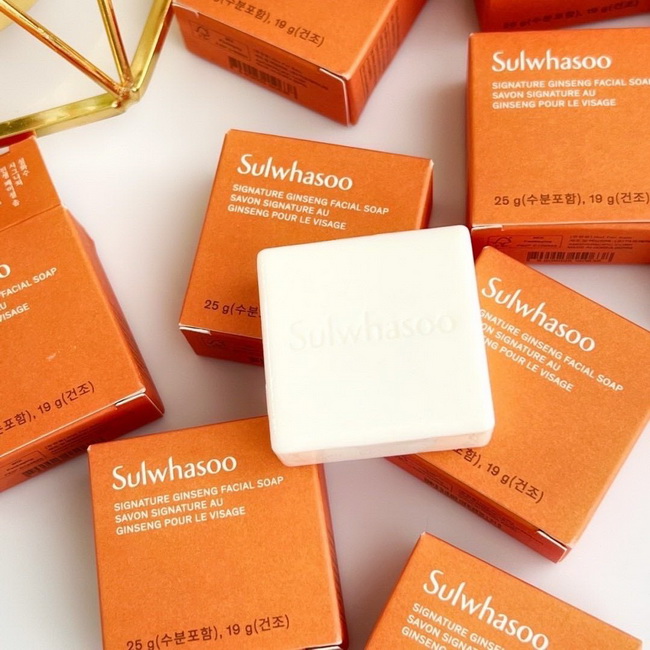 Sulwhasoo New Signature Ginseng Facial Soap ขนาดทดลอง 25 g. สบู่โสมสำหรับล้างหน้าสูตรปรับปรุงหม่ สบู่สมุนไพรระดับพรีเมี่ยมสูตรต้นตำรับจากเกาหลี ด้วยส่วนผสมของสารสกัดจากดอกโสมช่วยฟื้นฟูผิว รวมถึงซ่อมแซมเซลล์ผิวที่เสื่อมสภาพเนื้อฟองเนื้อละเอียดนุ่ม ได้ผิวสะ