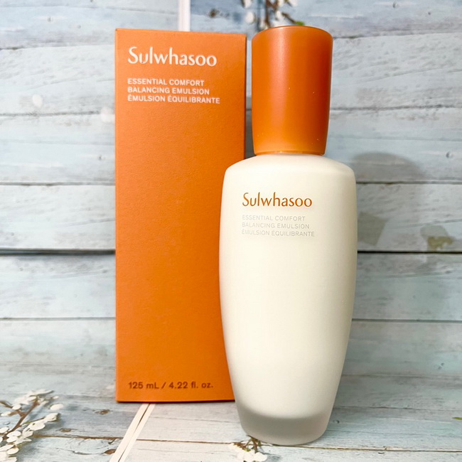 Sulwhasoo New Essential Comfort Balancing Emulsion 125 ml. อิมัลชั่นบำรุงผิวหน้า มอบความสบายพร้อมเติมน้ำให้ผิวอิ่มฟู สู่ผลลัพธ์ความชุ่มชื้นและช่วยปลอบประโลมผิว ด้วยการเก็บกักความชุ่มชื้นให้ผิวเนียนนุ่ม น่าสัมผัส เป็นอิมัลชั่นที่ให้ความชุ่มชื้นอย่า