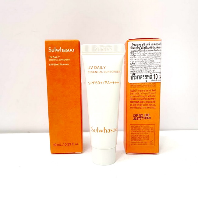 Sulwhasoo UV Daily Essential SPF 50+/PA++++ ขนาดทดลอง 10 ml. ครีมกันแดดที่มอบความชุ่มชื้นอย่างล้ำลึก 12 ชั่วโมง ให้ผิวสุขภาพดีขึ้นและชุ่มชื้นยิ่งขึ้น ปกป้องผิวจากมลภาวะด้วยการปกป้อง 5 ชั้น (UVA UVB แสงสีฟ้า ฝุ่นละอองและความร้อน) มอบความชุ่มชื้นยาวนานตลอดว