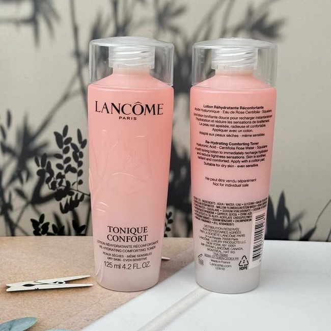 Lancome Tonique Confort Re-Hydrating Comforting Toner Dry Skin - Even Sensitive ขนาดทดลอง 125ml. สูตรใหม่! TONIQUE CONFORT โทนเนอร์ สูตรน้ำกึ่งโลชั่น ช่วยปลอบประโลมผิว มอบผิวฉ่ำน้ำ เผยผิวที่ดูชุ่มชื้นยาวนาน 24 ชม. ผสาน 3 ส่วนผสมอันทรงพลังจากธรรมชาติ 97%