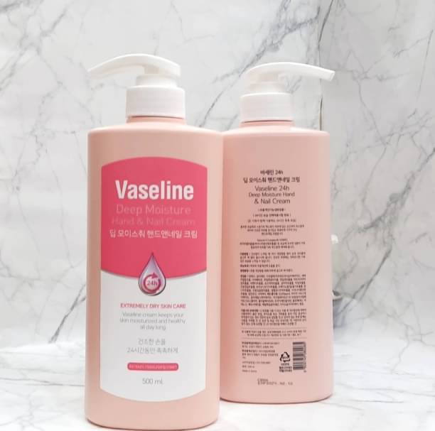  Vaseline Deep Moisture Hand & Nail Cream ขวดใหญ่หัวปั๊ม 500 ml. วาสลีนครีมบำรุงมือและเล็บ ที่วิจัยและผลิตที่เกาหลีเท่านั้น ด้วยสูตรที่เข้มข้น ไม่เหนียวเหนอะหนะ ให้ความชุ่มชื้นแก่ผิวได้ทุกวันกลิ่นหอม floral fruity อ่อนๆ