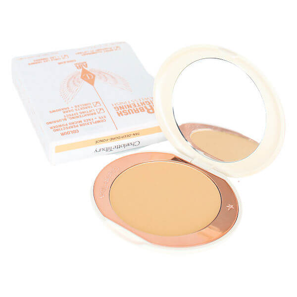 Charlotte Tilbury Airbrush Brightening Flawless Finish Powder 9 g. #Tan-Deep สีเบจสำหรับผิวแทนถึงผิวเข้ม แป้งอัดแข็งรุ่นใหม่ที่มีอณูแป้งระดับไมโครไฟน์ด้วยอณูแป้งสีมุกเนื้อเนียนละเอียด เป็นเอฟเฟกต์การลดเลือนเงาบนใบหน้าที่ช่วยปกปิดรอยหมองคล้ำเนรมิตผิวกระจ่า