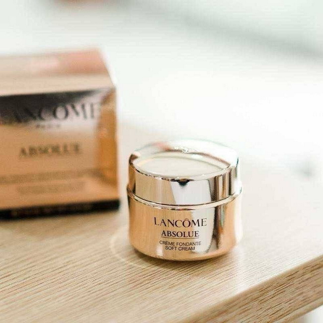 Lancome Absolue Soft Cream with Grand Rose Extracts ขนาดทดลอง 15 ml. ครีมที่ฟื้นบำรุงอย่างล้ำลึกเนื้อซอฟท์ครีมสัมผัสเนียนนุ่ม บางเบา ละมุนราวกับกลีบกุหลาบ เกลี่ยง่าย ซึมซาบเร็ว ไม่หนักผิวด้วยสารสกัดจาก Grand Rose สายพันธุ์ที่ดีที่สุดจากลังโคม ฟื้นบำรุงผิว