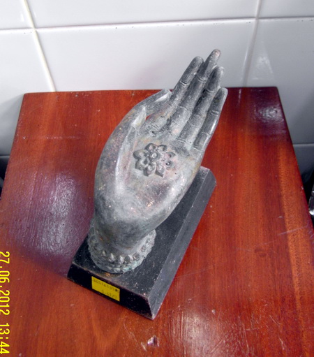 H022 มืออ้วนติดฐาน เนื้อทองเหลือง Hand statue 